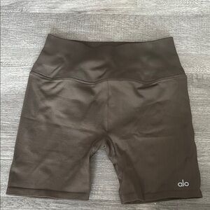 ALO Yoga Women's Olive Tree 5” seamless favorite shorts